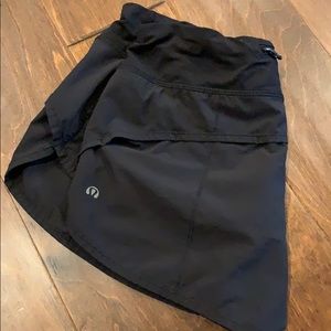 black lululemon shorts